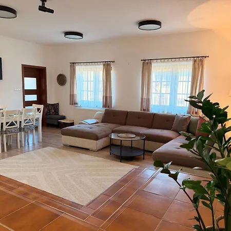 Rusinsky Dvor S Privatnym Wellness Villa *